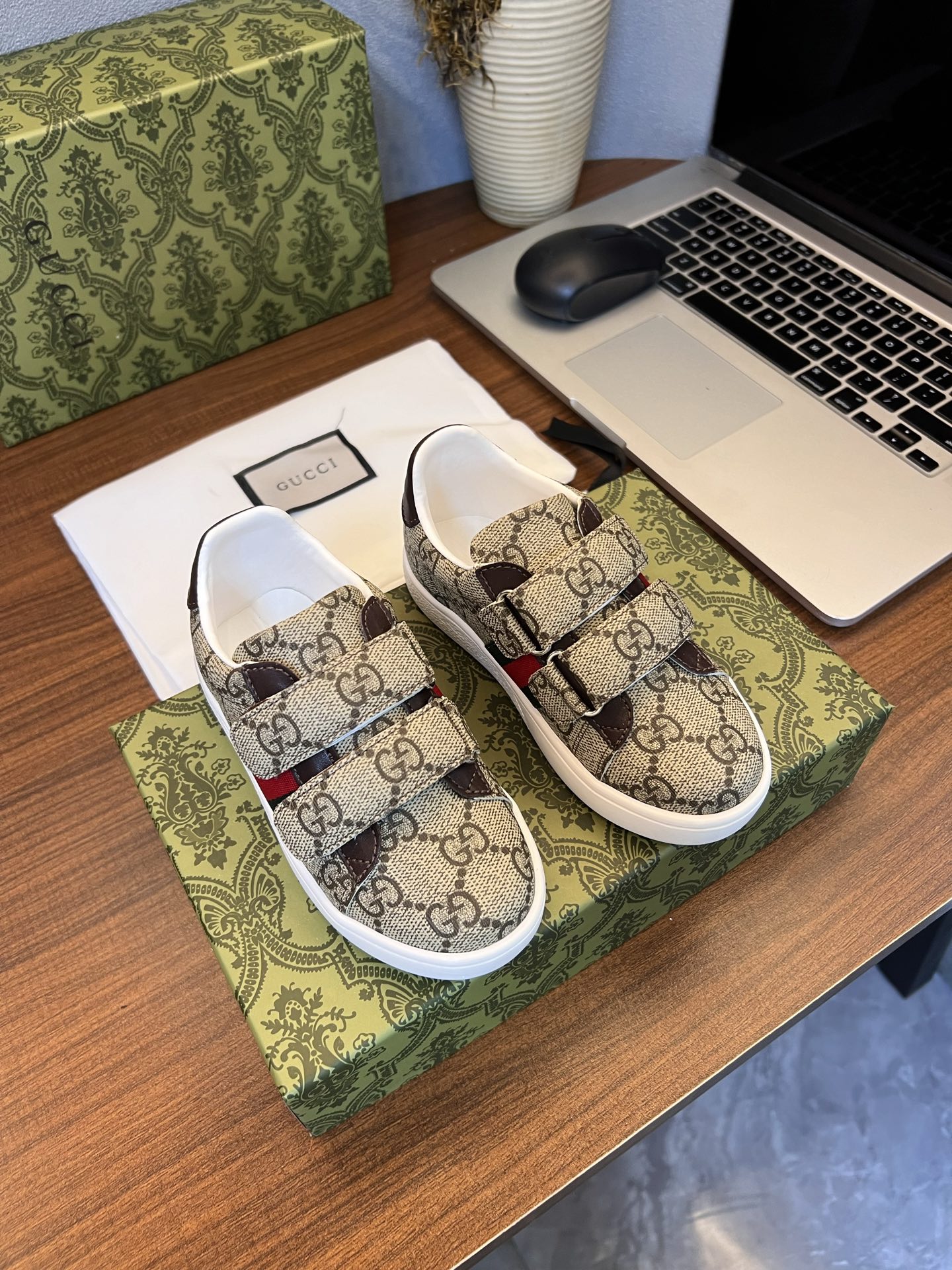Children's shoes child